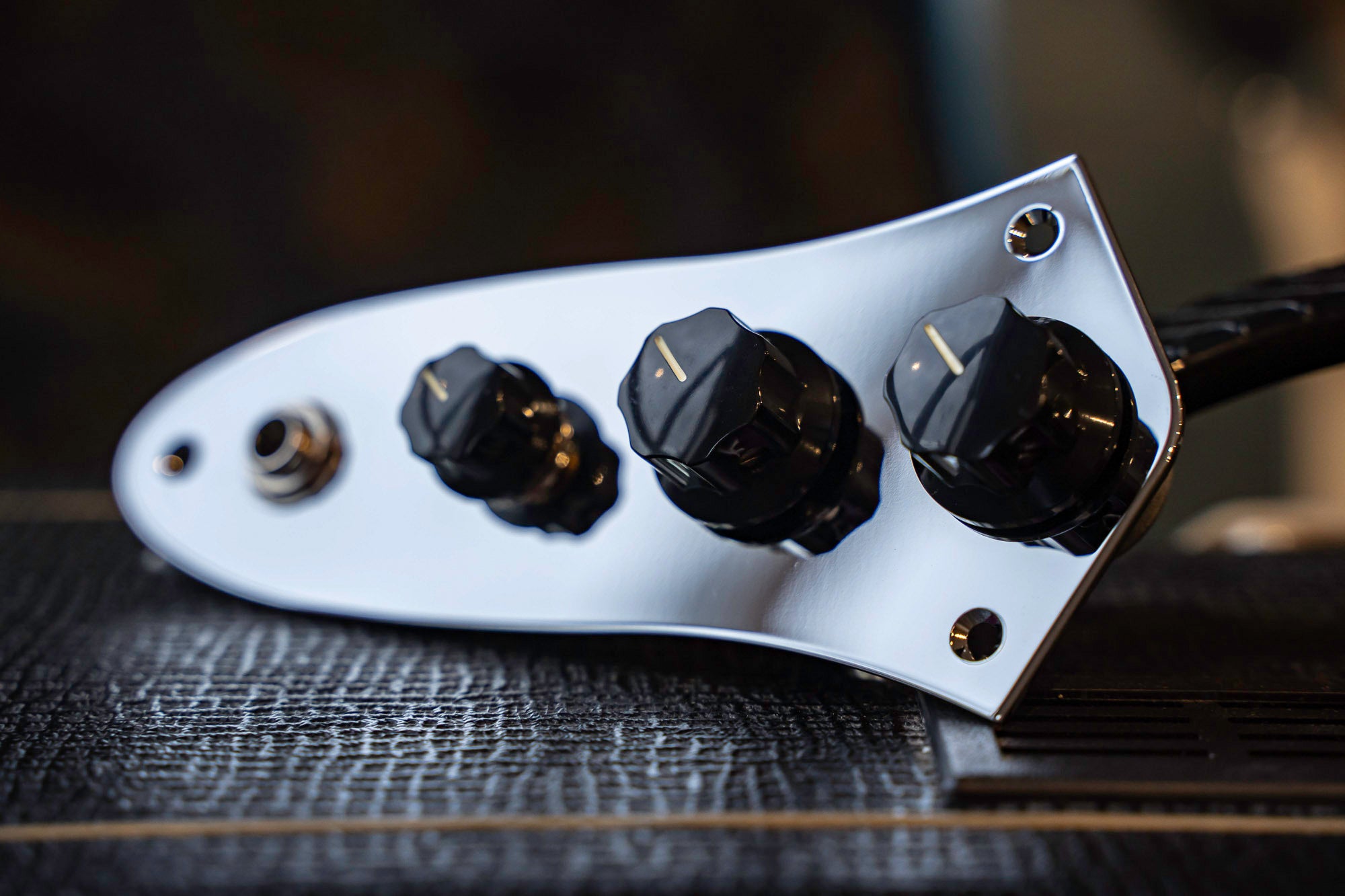 Travaux sur mesure : Plaque de contrôle chargée pour Jazz Bass®