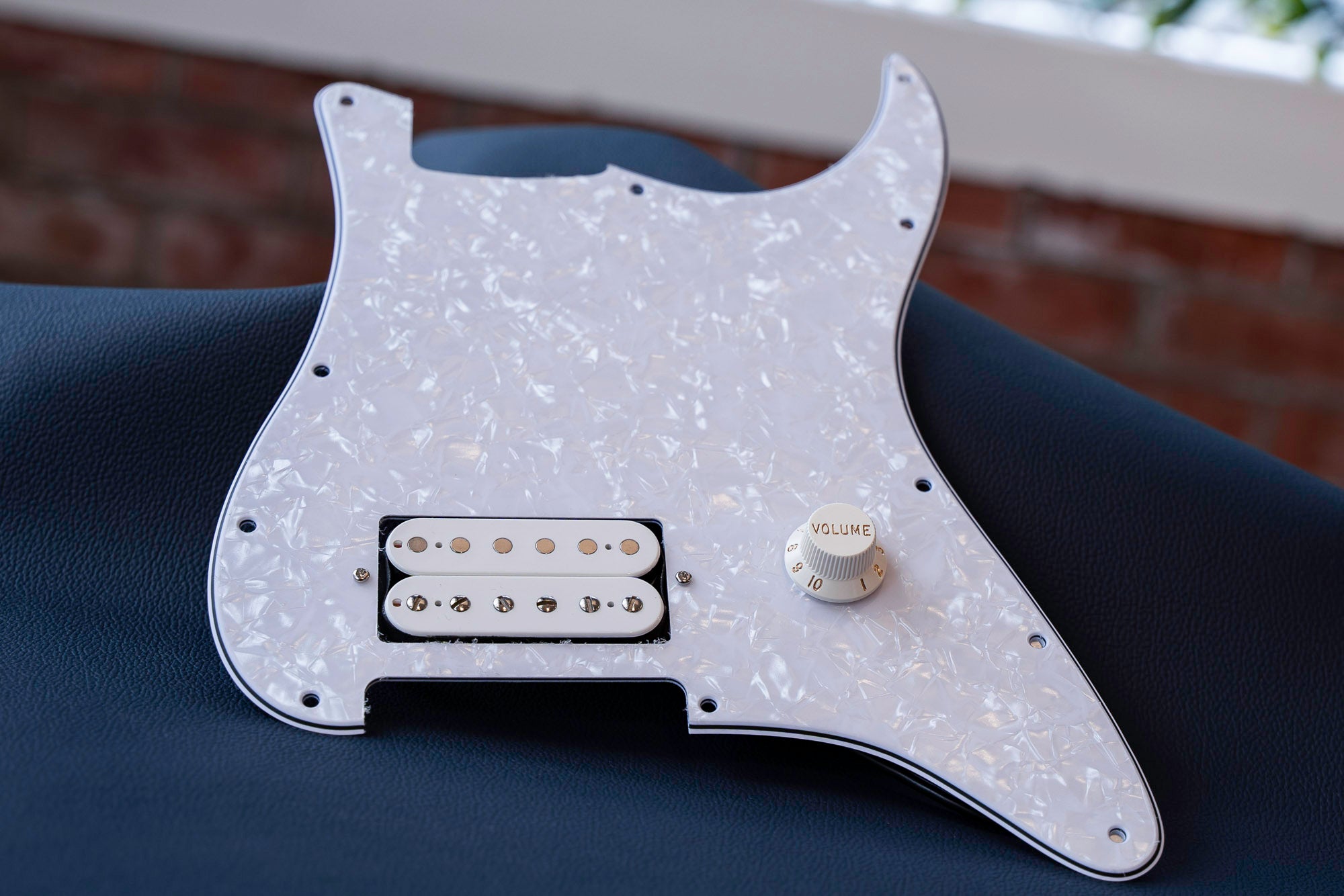 SSS Pickups Alnico V Magneten Loaded Pickguard Voor ST Gitaar - Prewired SSS Pickups Met Alnico V Magnet, Crème Geel Elektrische Gitaar Pickguard Met Volume En Tone Knoppen