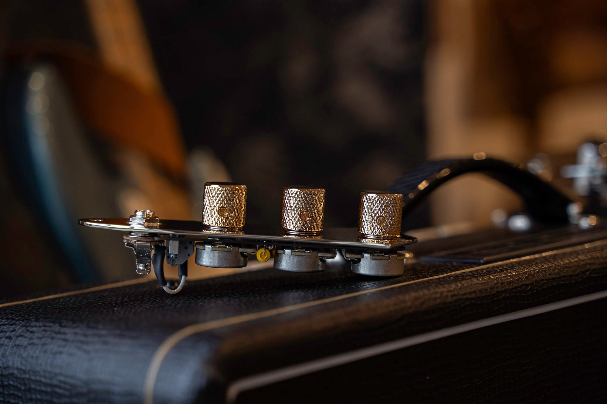 Travaux sur mesure : Plaque de contrôle chargée pour Jazz Bass®