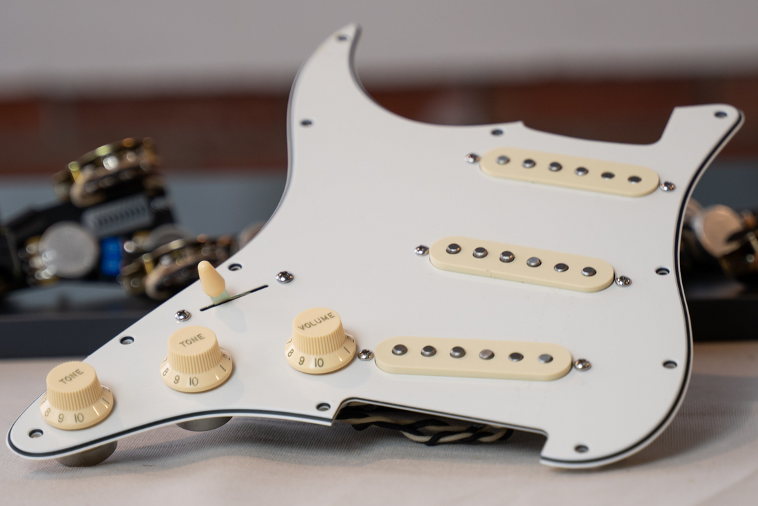 Sonderanfertigungen: Bestücktes Schlagbrett für Strat® (SSS)