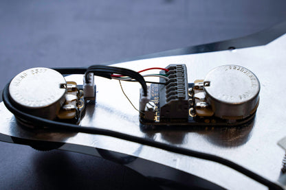 Custom Shop : Pickguard chargé HSS pour Strat®